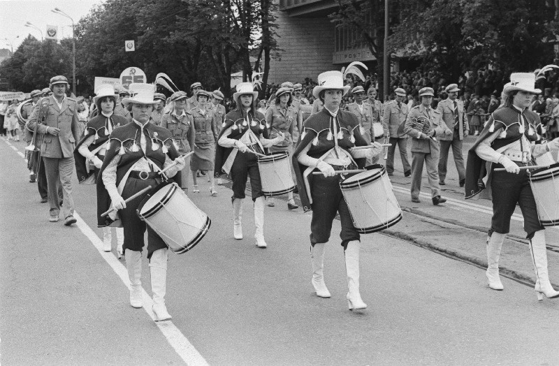 Puhkpilliorkestri trummitüdrukud Eesti NSV  koolinoorte V laulu- ja tantsupeo rongkäigus.