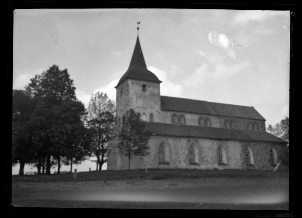 Outdoor view of the Urvaste Church from S