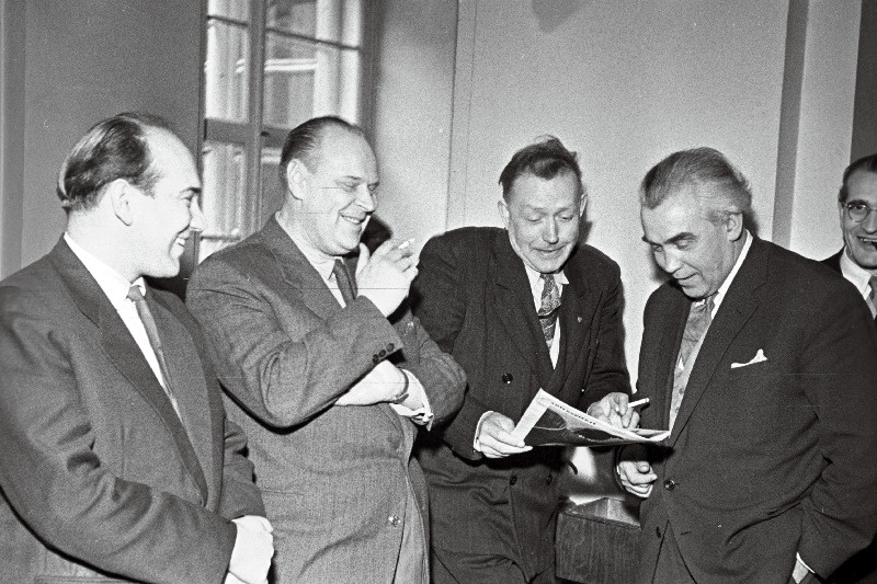 Eesti NSV Heliloojate Liidu kongressi vaheajal, vasakult 2. helilooja Villem Kapp.