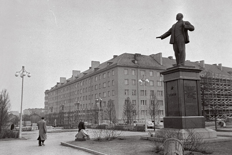 Vaade Vladimir Uljanov Lenini mälestussambale ja elumajale Lenini puiesteel.