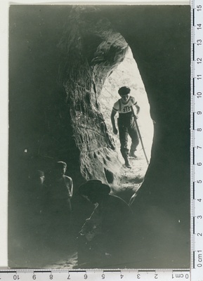 Põrguhaud under Helme ruins 1912  duplicate photo
