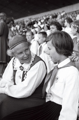 J. Tombi nim Kultuurihoone tööveteranide segakoori Kungla vanem Hilda Peterson ja Tallinna 34. 8-kl Kooli õpilane Mall Attemann Eesti NSV XVI üldlaulupeol.  similar photo
