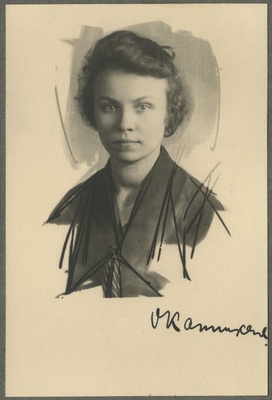 Olga Kannukese portree autogrammiga  duplicate photo