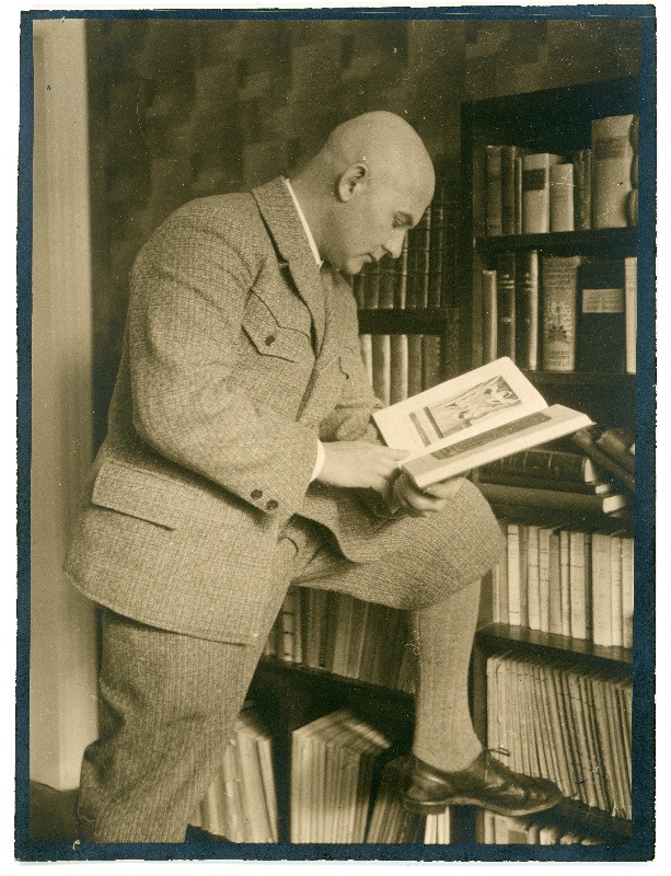 Johannes Vares raamaturiiuli ees