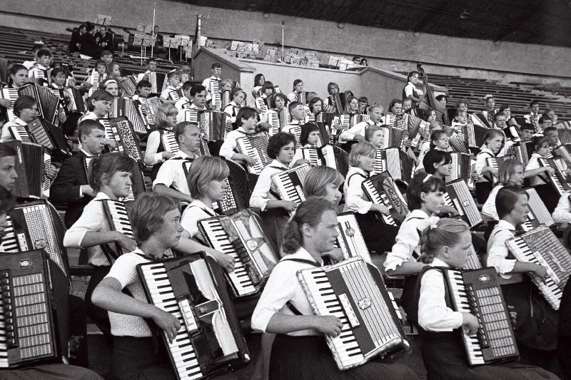Akordionistide esinemine Eesti NSV koolinoorte II laulupeol Tallinna Lauluväljakul.