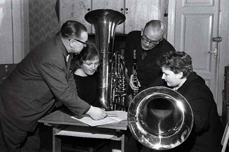 Põltsamaa puhkpilliorkestri juht Voldemar Lemmik (vasakult), mängijad Laine Rosin, Agu Ahven ja Anneli Rosin.
