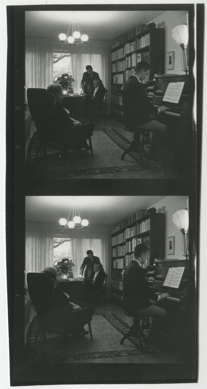 Armin Tuulse perega oma töötoas, Toomas Tuulse mängib klaverit