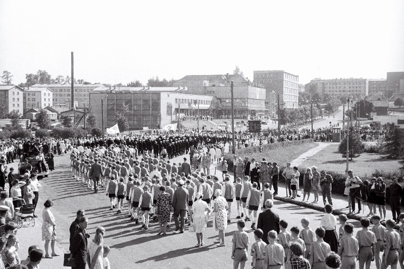 Tartu juubelilaulupeost osavõtjate rongkäik.