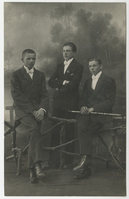 Johan Loorits, A. Neumann ja Johannes Kivi oma leeripäeval  duplicate photo