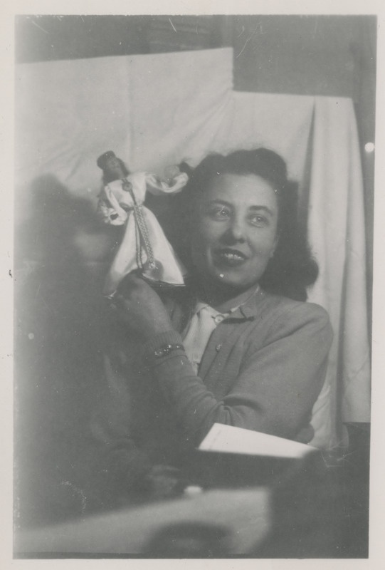 Tundmatu naise foto, naisel käes eesti rahvariietes nukk