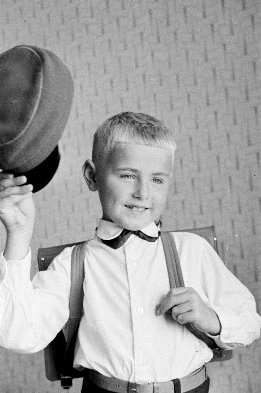 1. klassi õpilane Riho esimesel koolipäeval.