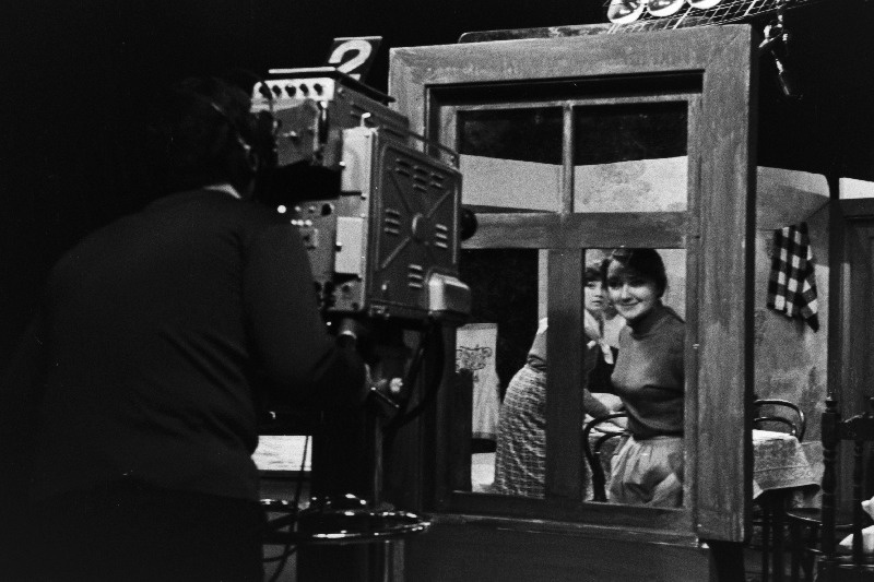 Eesti NSV Riikliku Vene Draamateatri etenduse Ardi Liivese näidendi Mürgi perenaine salvestus Eesti Televisiooni stuudios.