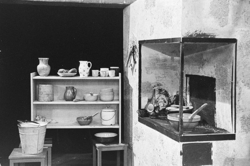 Eesti NSV Riilkiku Vene Draamateatri etenduse Ardi Liivese näidendi Mürgi perenaine dekoratsioon Eesti Televisiooni stuudios.