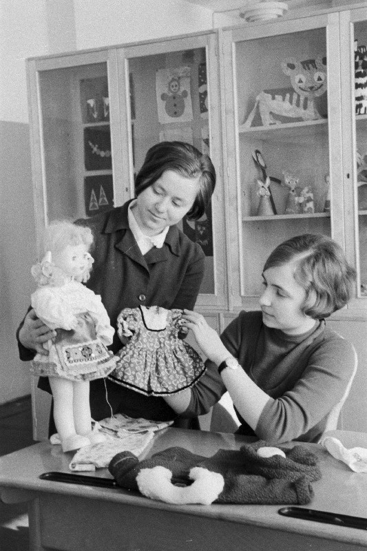 Tallinna Pedagoogilise Kooli õpilased Eha Neeme (vasakul) ja Eve Kallam tunnis.