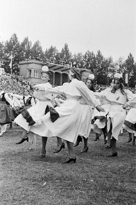 Eesti NSV 30. aastapäevale pühendatud II rahvatantsupeol Komsomoli-nim staadionil esinevad naisrühmad.  similar photo