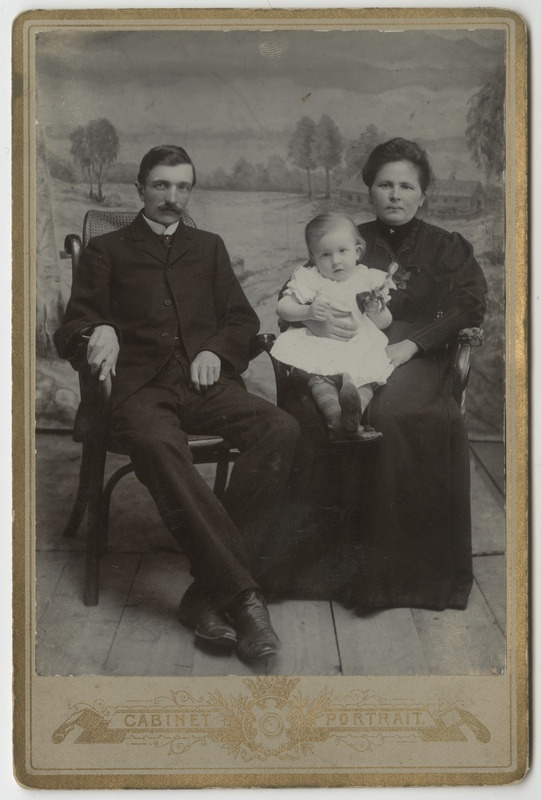 Daniel ja Jenny-Marie Neumann koos poja Arminiga