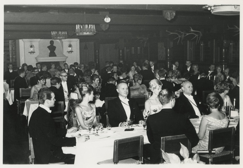 Stockholmi (üliõpilaste) Eesti Osakonna pidu, inimesed istumas laudades