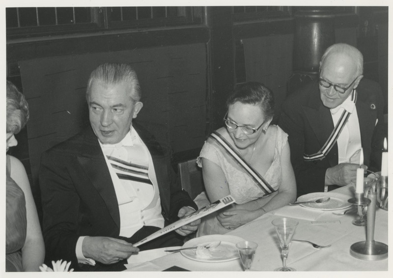 Stockholmi (üliõpilaste) Eesti Osakonna ball, istutakse laudades