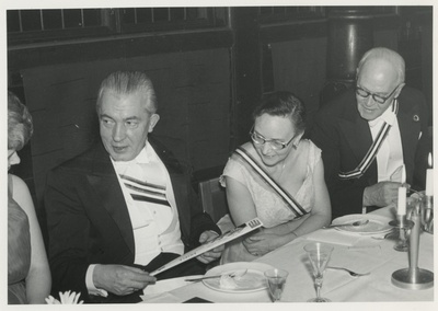 Stockholmi (üliõpilaste) Eesti Osakonna ball, istutakse laudades  duplicate photo