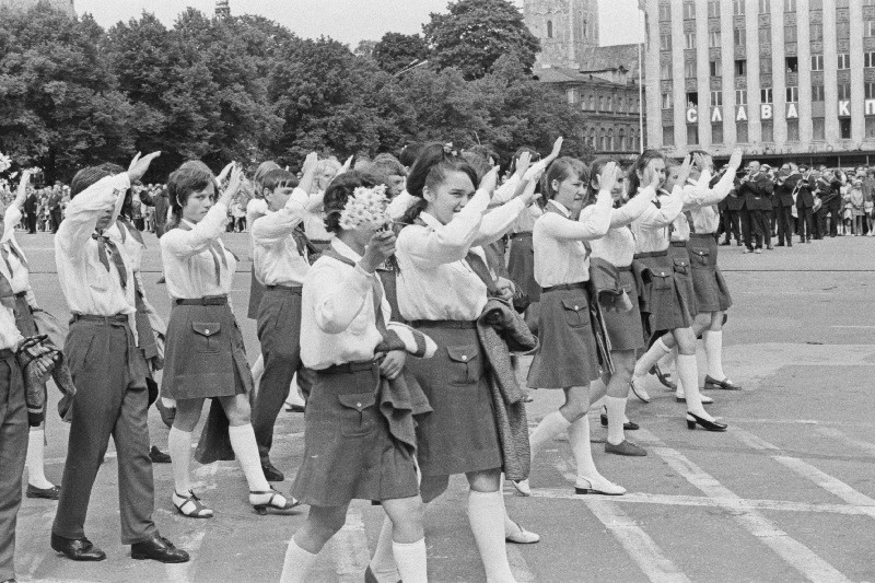 Eesti NSV III koolinoorte laulu- ja tantsupeost osavõtjate rongkäik Võidu väljakul.