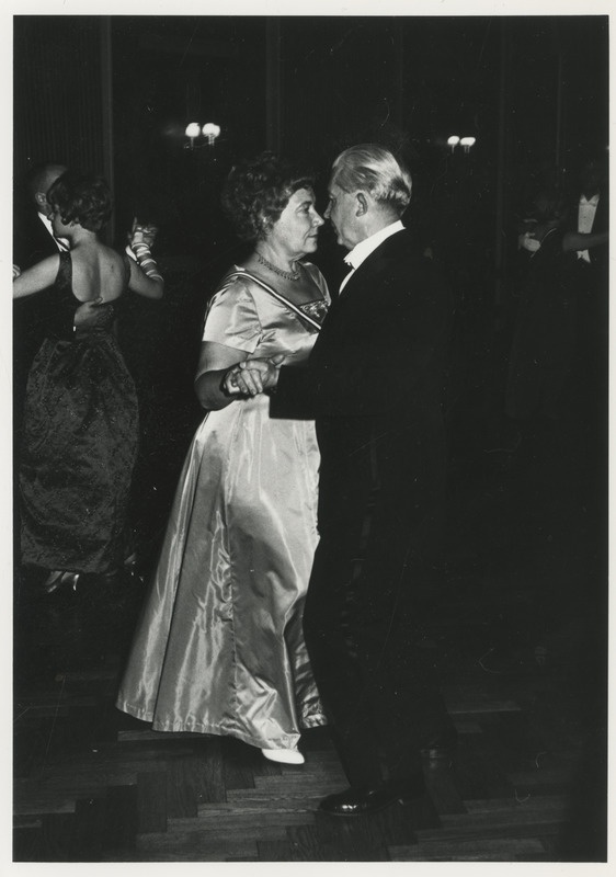 Liidia ja Armin Tuulse tantsimas Stockholmi (üliõpilaste) Eesti Osakonna ballil