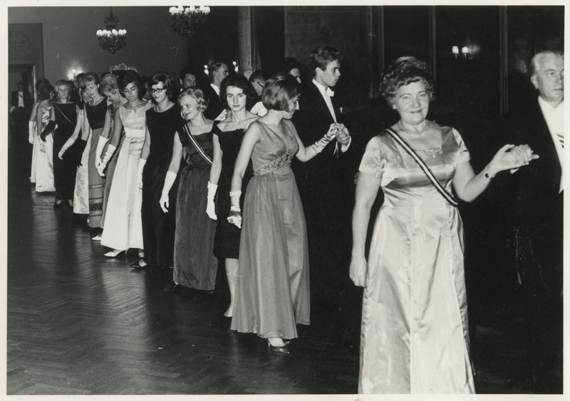 Stockholmi (üliõpilaste) Eesti Osakonna ball, tantsitakse poloneesi