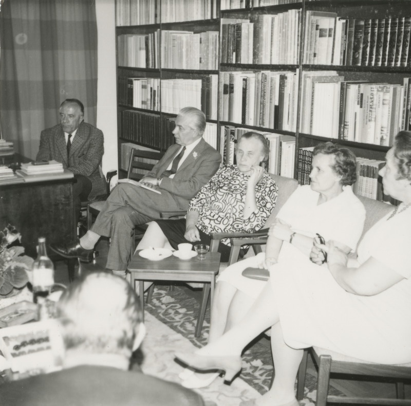 Armin Tuulse koolivennad Valga Poeglaste Gümnaasiumist koos abikaasadega Tuulsete juures külas