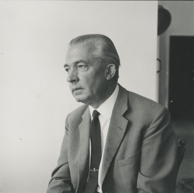 Armin Tuulse istumas toolil  similar photo