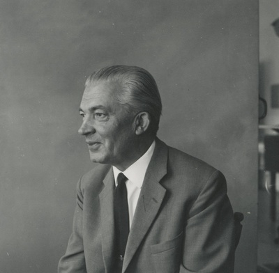 Armin Tuulse istumas toolil  similar photo