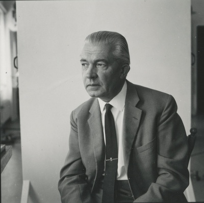 Armin Tuulse istumas toolil  similar photo