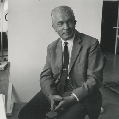 Armin Tuulse istumas toolil  similar photo