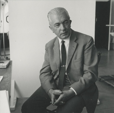 Armin Tuulse istumas fotoateljees toolil  similar photo