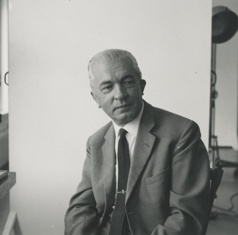 Armin Tuulse istumas fotoateljees toolil