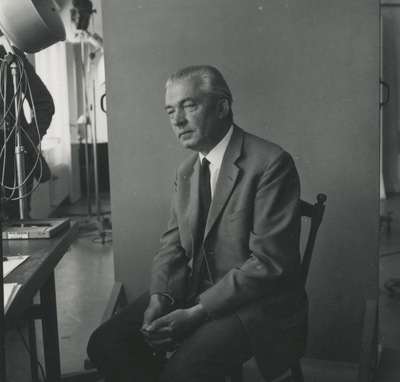 Armin Tuulse istumas fotoateljees toolil  similar photo