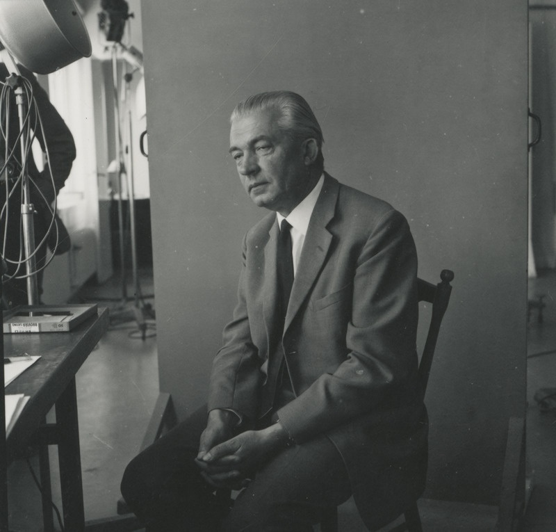 Armin Tuulse istumas fotoateljees toolil