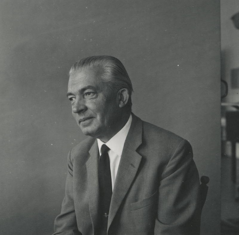 Armin Tuulse istumas fotoateljees toolil