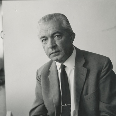 Armin Tuulse istumas fotoateljees toolil  similar photo