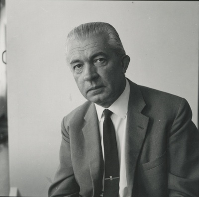 Armin Tuulse istumas fotoateljees toolil  similar photo