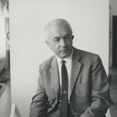 Armin Tuulse istumas fotoateljees toolil  similar photo