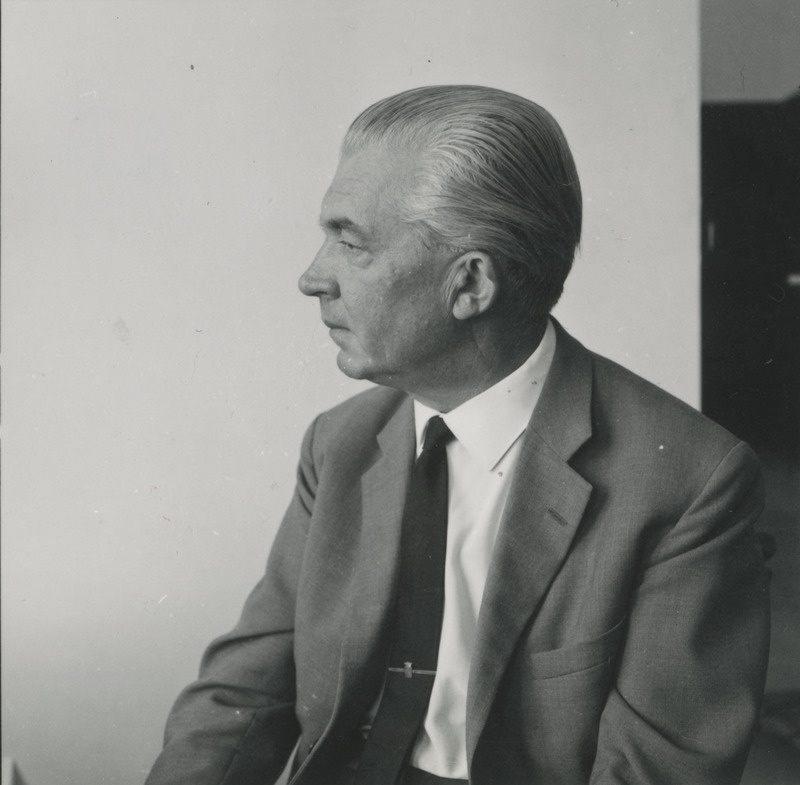 Armin Tuulse istumas fotoateljees toolil