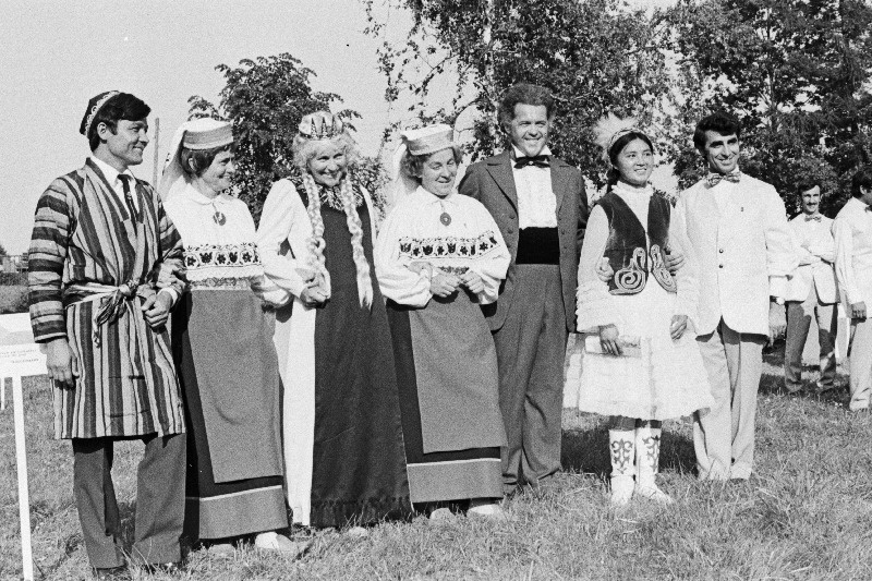 Üleliidulisest koorifestivalist Tallinn - 72 osavõtnud kooride esindajad rajatavas sõpruspargis Tallinna Lauluväljaku lähedal.