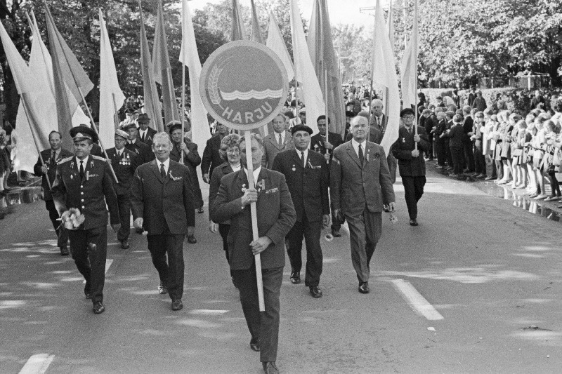 Harju rajooni II maailmasõja veteranide kolonn sõjaveteranide rongkäigus suundumas Tallinna vabastamise 28. aastapäeva ja Eesti Laskurkorpuse 30. aastapäeva tähistamise miitingule Tallinna Lauluväljakul (ajalehest Rahva Hääl).