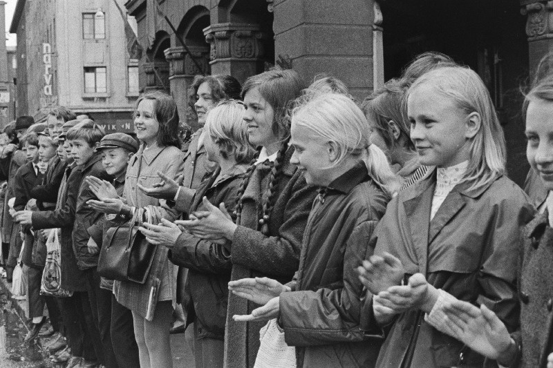 Tallinlased tervitavad II maailmasõja veteranide rongkäiku, mis on suundumas Tallinna vabastamise 28. aastapäeva ja Eesti Laskurkorpuse 30. aastapäeva tähistamise miitingule Tallinna Lauluväljakul (ajalehest Rahva Hääl).