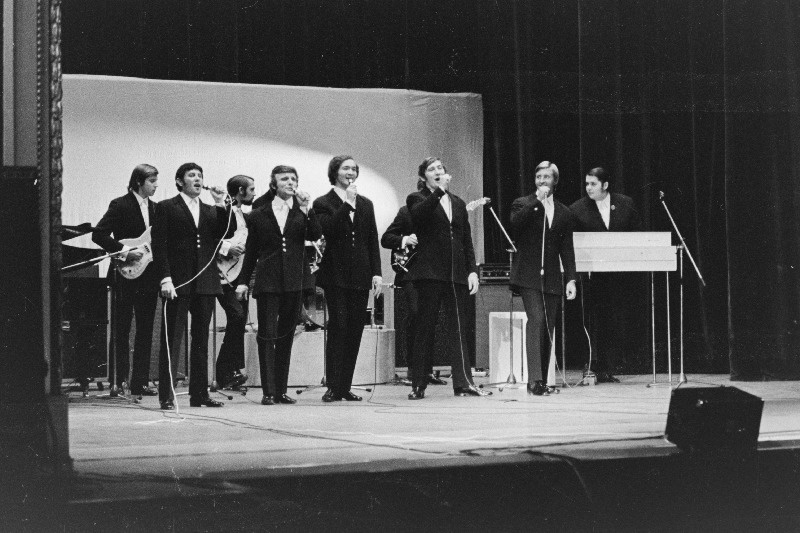 NSV Liidu moodustamise 50. aastapäevale pühendatud kunstipidustustel Laevastiku Ohvitseride Majas esineb Leningradi estraadiansambel Družba.