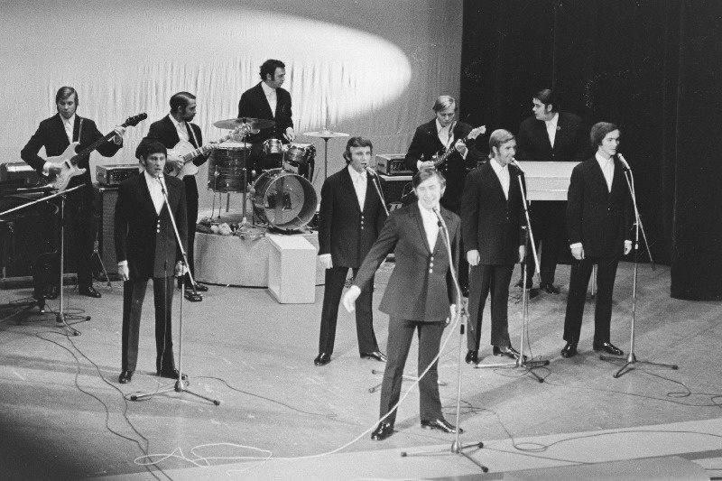 NSV Liidu moodustamise 50. aastapäevale pühendatud kunstipidustustel Laevastiku Ohvitseride Majas esineb Leningradi estraadiansambel Družba.