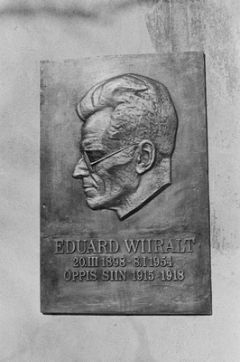 Graafik Eduard Viiralti mälestustahvel Eesti NSV Riikliku Kunstiinstituudi hoonel.  duplicate photo