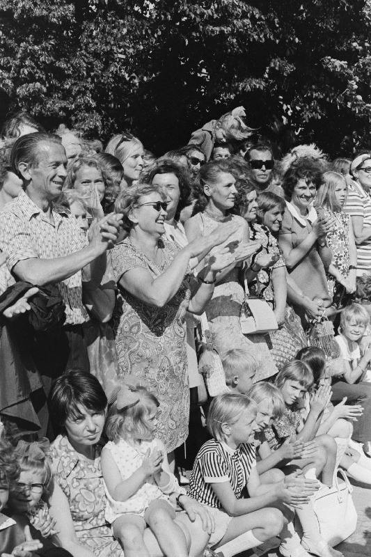 Tallinlased tervitavad Eesti NSV 33. aastapäevale pühendatud III rahvatantsupeost osavõtjate rongkäiku.