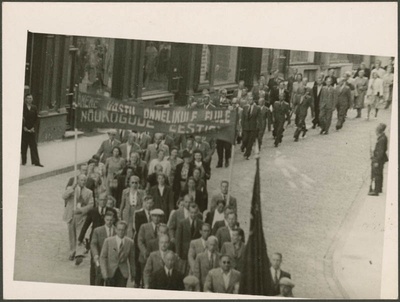 24. juulil 1940 toimunud rongkäik Tallinnas  similar photo