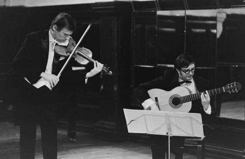 Ukraina NSV kirjanduse ja kunsti päevadel toimunud kontserdil esineb Ukraina NSV teeneline kunstnik, Kiievi Konservatooriumi dotsent Bogodar Kõlotovitš.