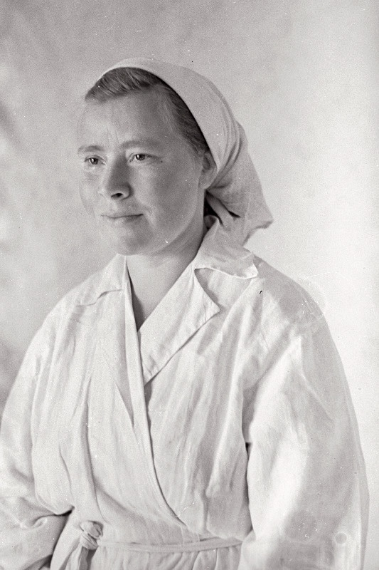 Räni, Edith - Kaardiväelase kolhoosi lüpsja-karjatalitaja, sotsialistliku töö kangelane.